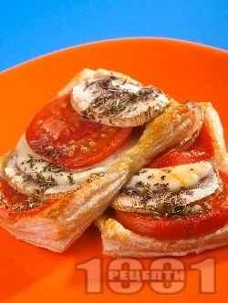 Лодки от бутер тесто (бутерки) с домати, гъби и сирене моцарела за закуска - снимка на рецептата